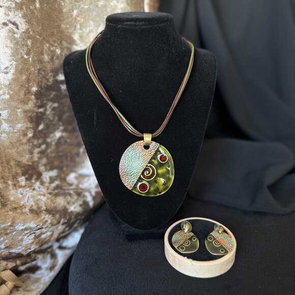 Medallion Gold Tone Olive Burgundy Pendant Enamel Leather Cord + Stud Earrings - Picture 4 of 12